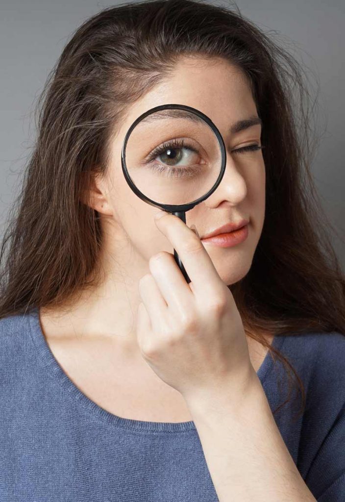 una detective infiltrada con su lupa